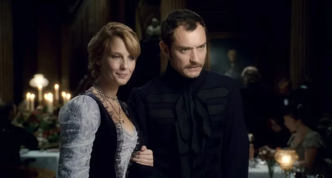 Kelly Reilly and Jude Law in Sherlock Holmes.