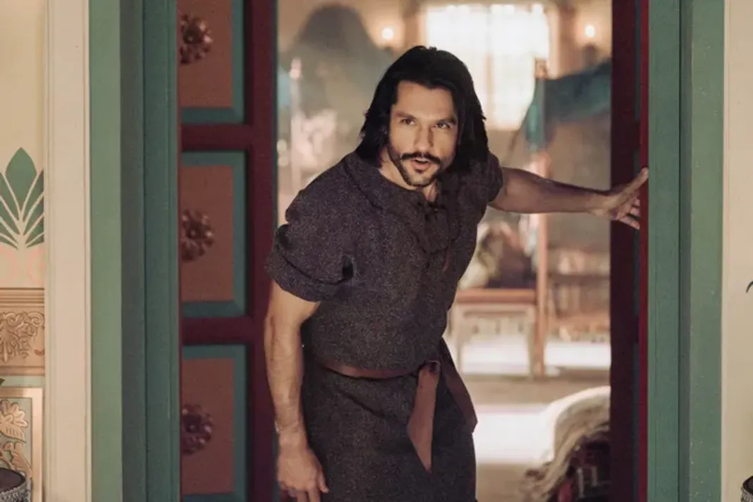 Shahar Isaac as Peter in 