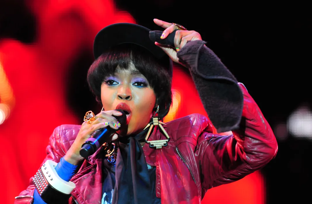 Lauryn Hill performs