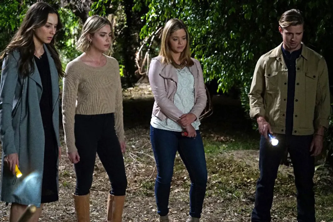 Pretty Little Liars, Troian Bellisario, Sasha Pieterse, Ashley Benson, Drew Van Acker
