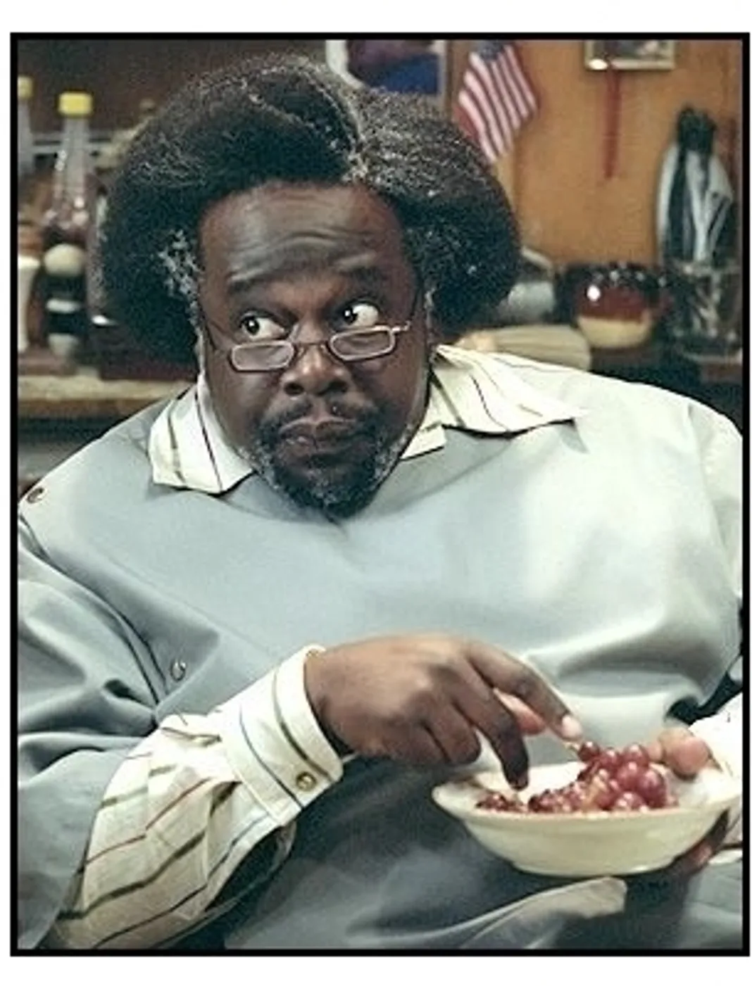 Barbershop movie still: Cedric The Entertainer as Eddie in Barbershop