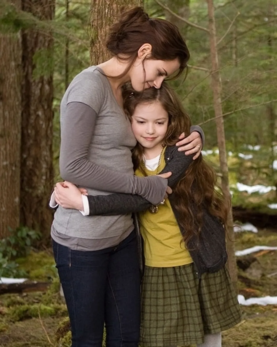 Kristen Stewart and Mackenzie Foy in 'Breaking Dawn Part 2'