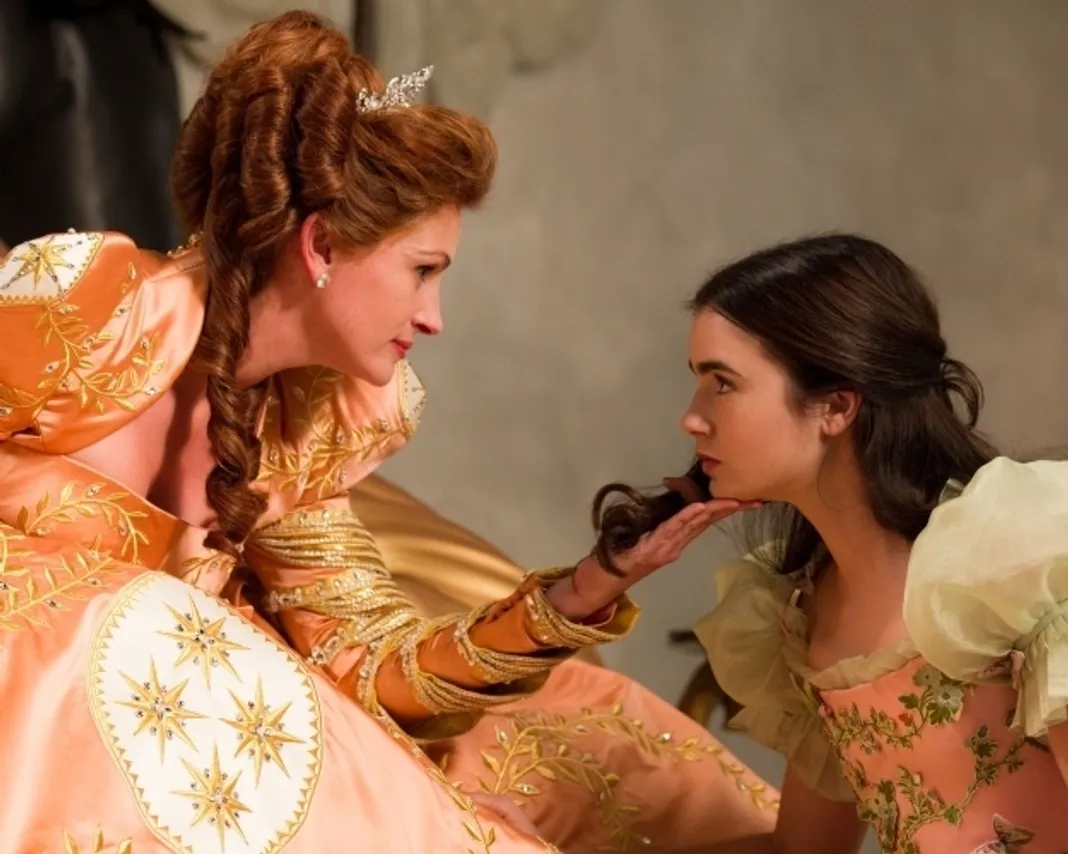 Mirror Mirror: Julia Roberts, Lily Collins