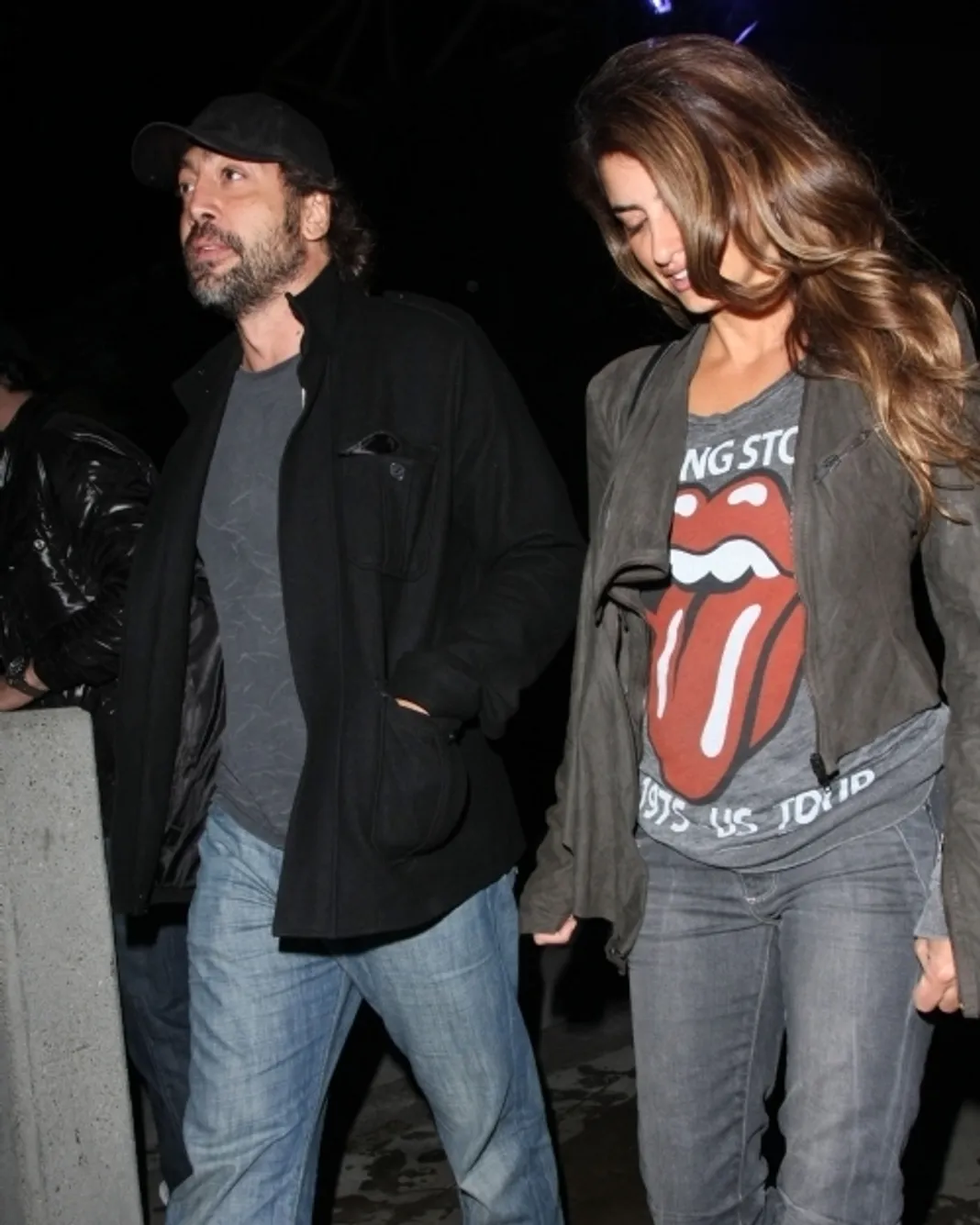 Penelope Cruz and Javier Bardem arriving at an LA Lakers game- 01.18.10