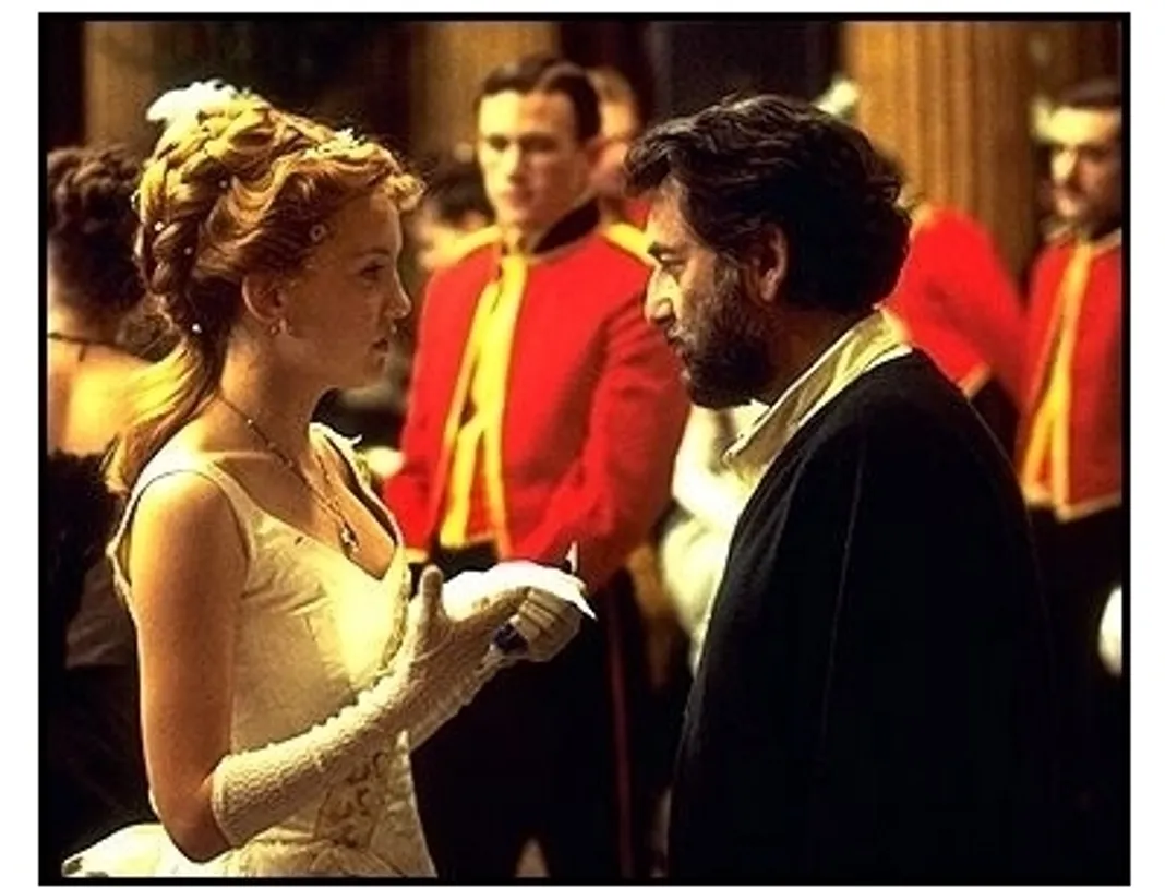 The Four Feathers movie still: Kate Hudson and director Shekhar Kapur discuss a scene while shooting in England on the set of The Four Feathers