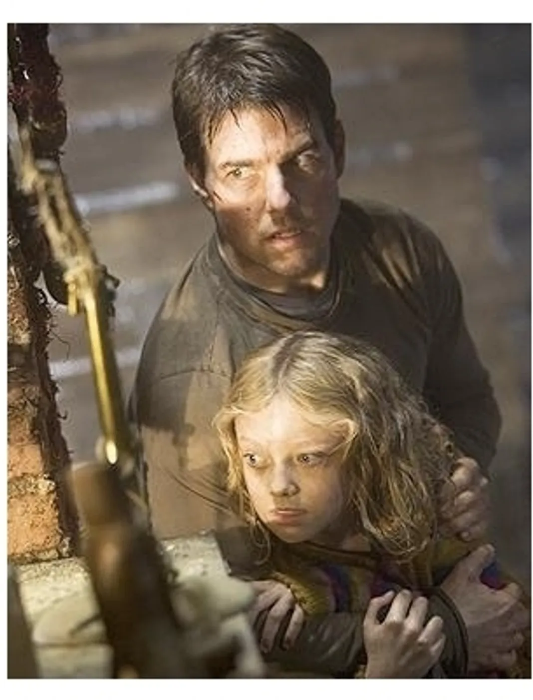 War of the Worlds Movie Stills: Tom Cruise and Dakota Fanning